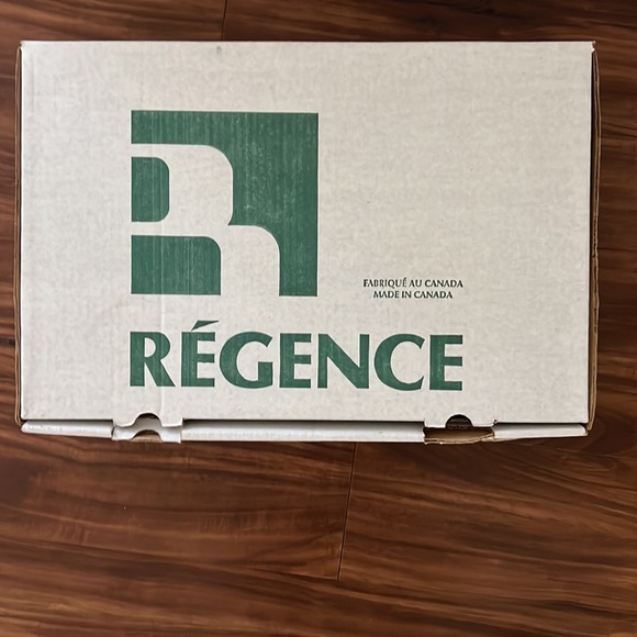 Régence Canada Size 8 black boots with a touch of brown in the back - Picture 7 of 7